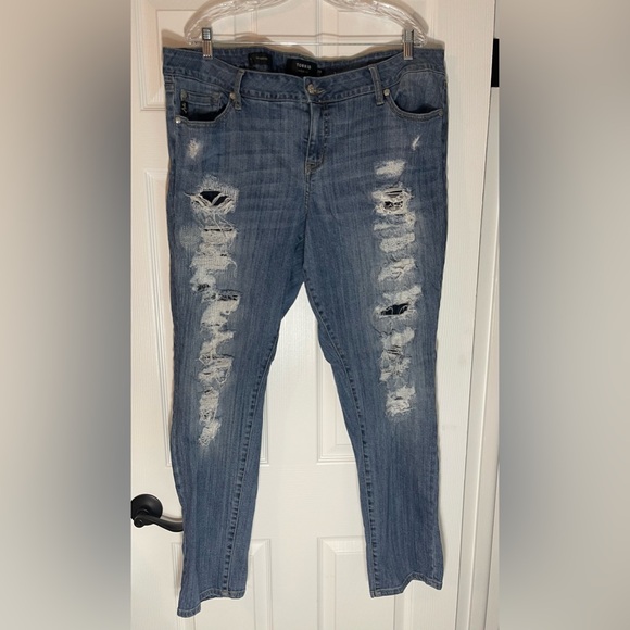TORRID Distressed Boyfriend Blue Jeans Size 20 32” Inseam Un-cuffed - Picture 2 of 9